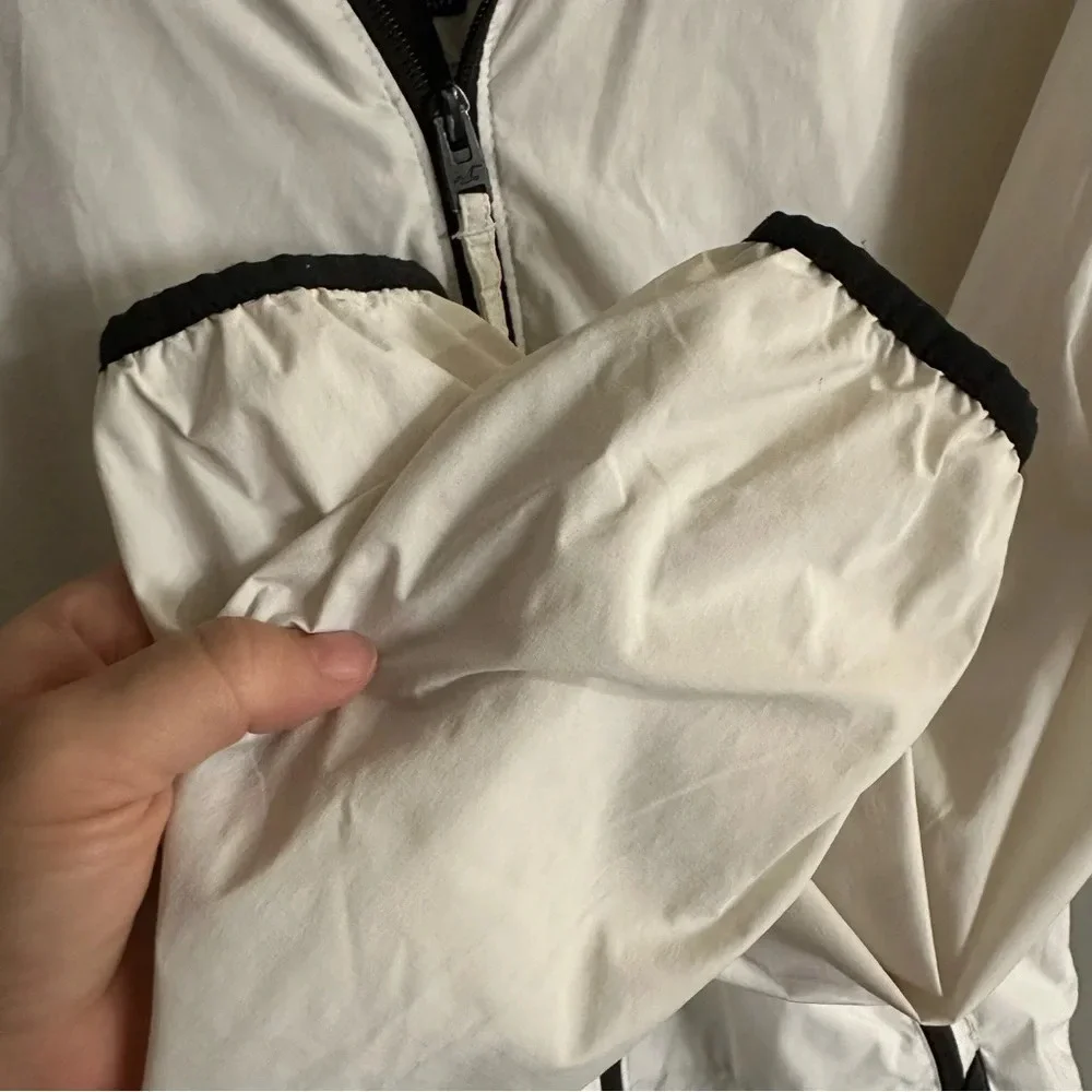 Hollister White windbreaker zip up. Small‎